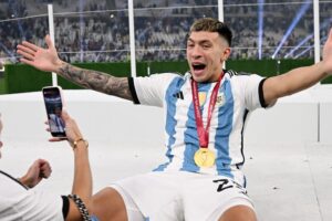 เซ็นเตอร์แบ็คคว้าแชมป์